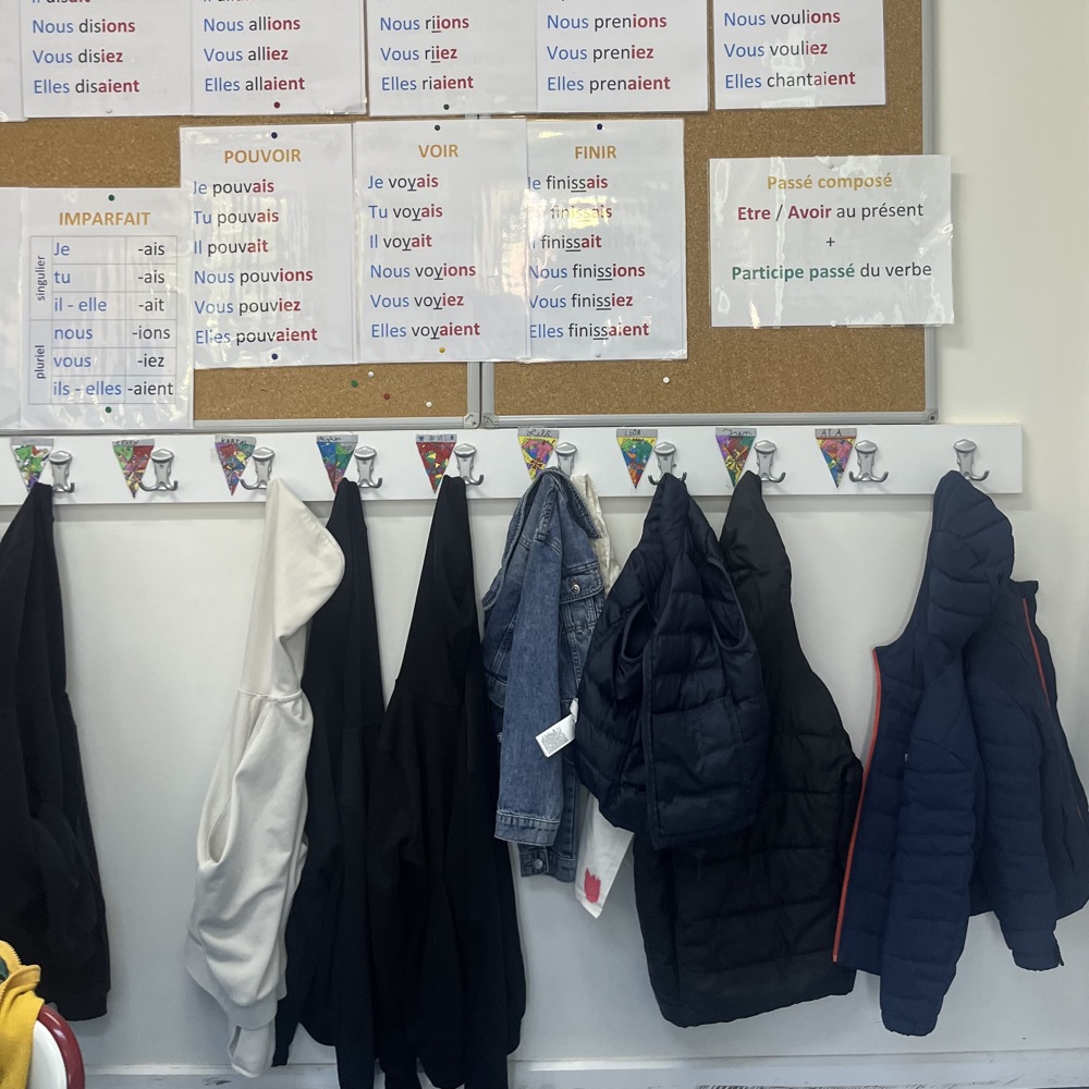 Le coin porte-manteaux d'une salle de classe