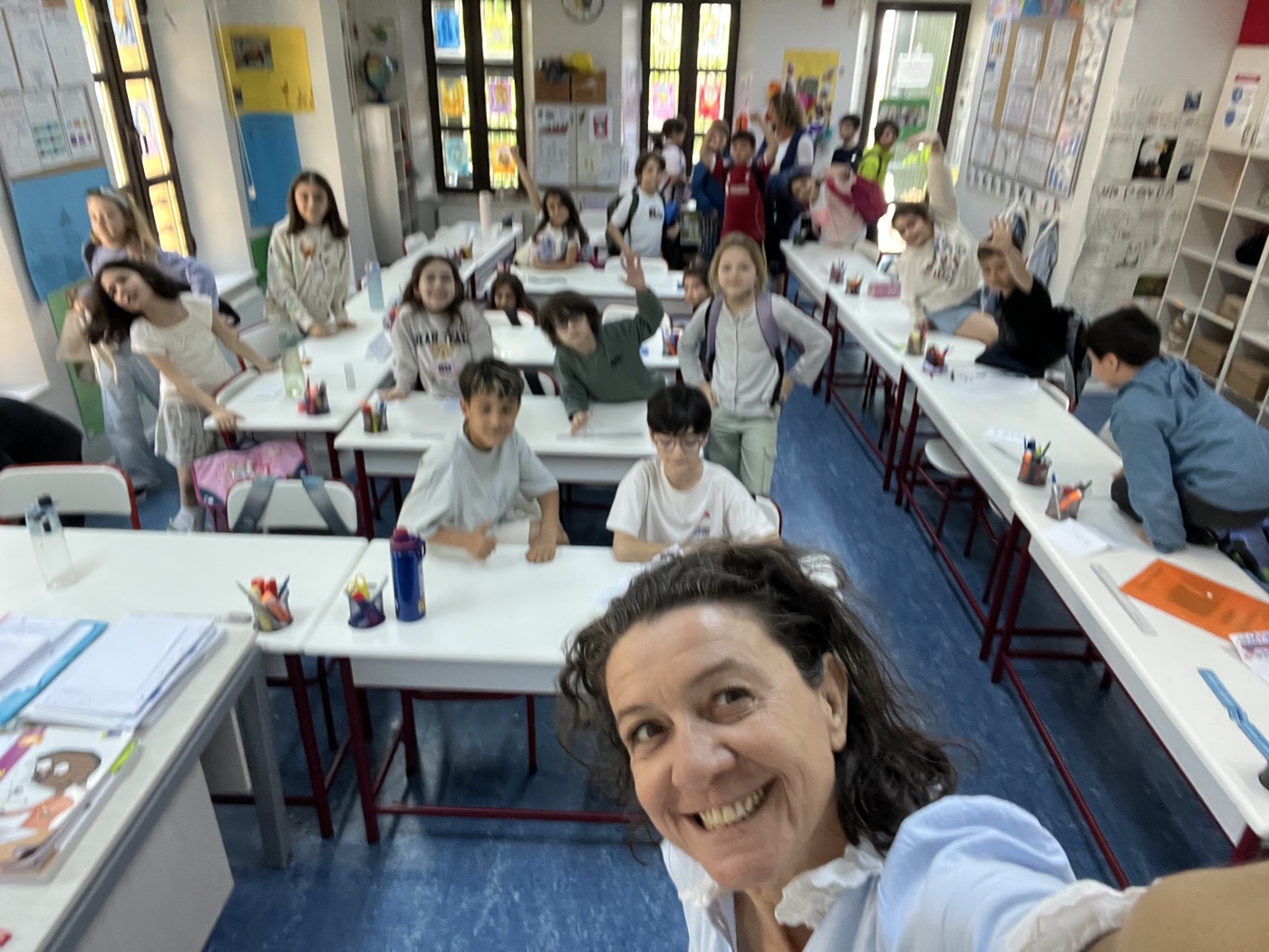 Vanessa de retour dans une classe, entourée d'enfants